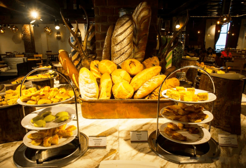 Bharata buffet in Bana Hills